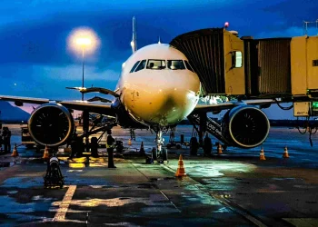 Airplane in flight symbolizing the connection between technology and aviation through history